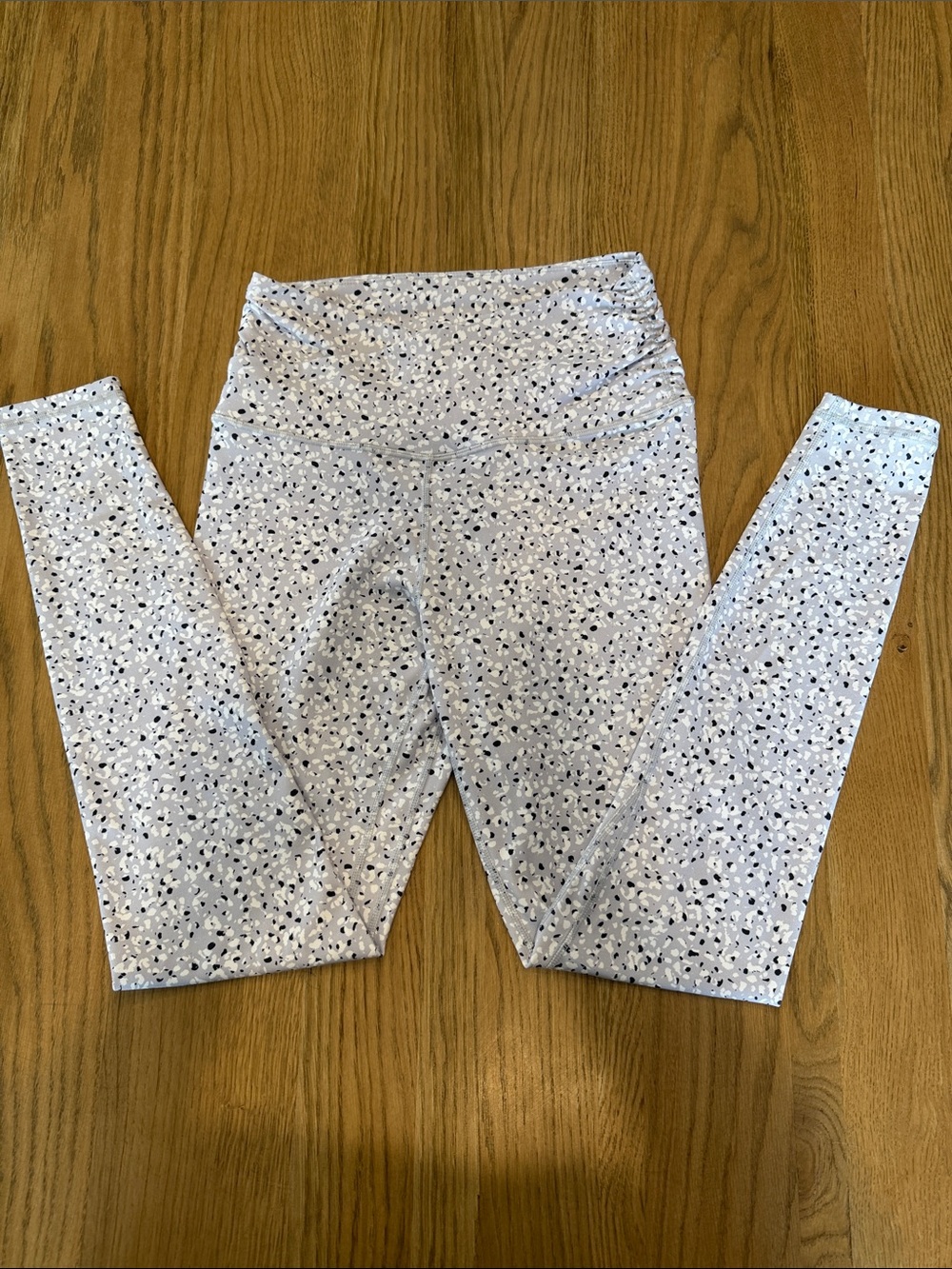 ODODOS Cross Waist Yoga Leggings Medium Gray White Dalmatian Speckled Print 25"